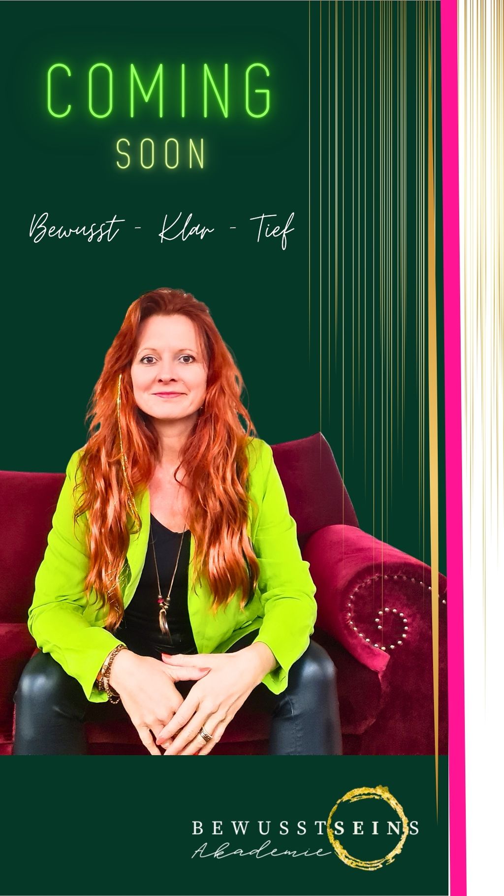 Frau mit rotem Haar auf rotem Sofa.